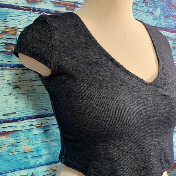 Le Chateau Cap Sleeved Crop Top - Picture 4 of 7